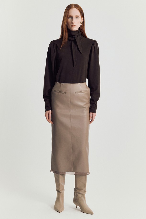 노르비 레더 스커트 _ 베이지는 여성용 레더 스커트로, 가을과 겨울에 착용하기 좋습니다. 부드러운 촉감의 프리미엄 합성 레더 소재로 제작되었으며, H라인의 슬림핏 디자인이 특징입니다. 미니멀하고 엘레강스한 스타일을 연출하며, 앞면 센터 심라인과 레이어드 디테일, 실버 백지퍼가 세련된 포인트를 더합니다. 오피스룩, 데이트룩, 모임룩 등 다양한 TPO에 활용할 수 있으며, 미니멀, 클래식, 시크 스타일을 즐겨 입는 분들께 추천합니다. 무지 디자인에 중간 두께감으로, 세로 라인을 강조하여 더욱 슬림해 보이는 효과를 줍니다.
