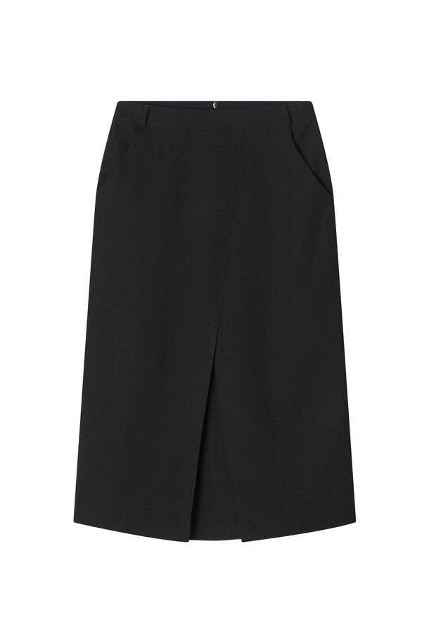 Joyren H 울 스커트 _ 차콜은 미니멀하고 클래식한 스타일을 추구하는 여성 고객을 위한 H라인 미디 스커트입니다. 짙은 차콜 컬러의 무지 디자인으로, 겨울철 오피스룩과 데일리룩 모두에 활용하기 좋습니다. 두꺼운 폴리에스테르 소재와 보온성을 높인 안감으로 제작되어 추운 날씨에도 따뜻하게 착용할 수 있습니다. 비대칭 프론트 센터 컷과 슬릿 디테일이 세련된 포인트를 더하며, 레귤러핏으로 편안한 착용감을 선사합니다.
