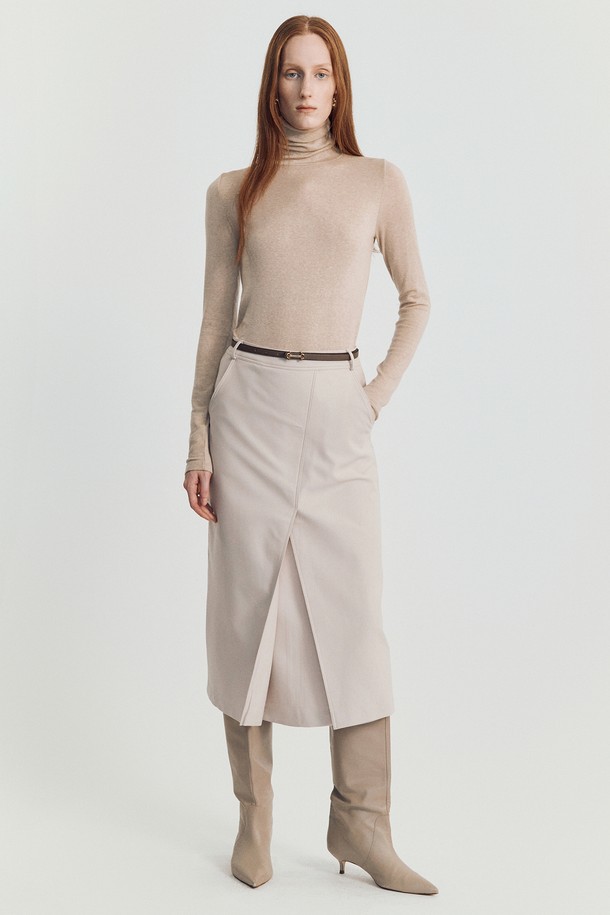 Joyren H 울 스커트 베이지는 가을, 겨울 시즌에 어울리는 여성 H라인 스커트입니다. 미니멀하고 베이직한 스타일로, 출근룩, 겨울 데일리룩, 오피스룩 등 다양한 TPO에 활용할 수 있습니다. 부드러운 촉감의 폴리에스테르 소재로 제작되었으며, 두꺼운 두께감과 기모 안감으로 따뜻하게 착용 가능합니다. 언밸런스 치마 타입에 비대칭 프론트 센터 컷과 슬릿 디테일을 더해 시크한 매력을 더했으며, 레귤러핏으로 편안하게 즐길 수 있습니다. 차분한 베이지와 차콜 두 가지 컬러로 출시되었습니다.
