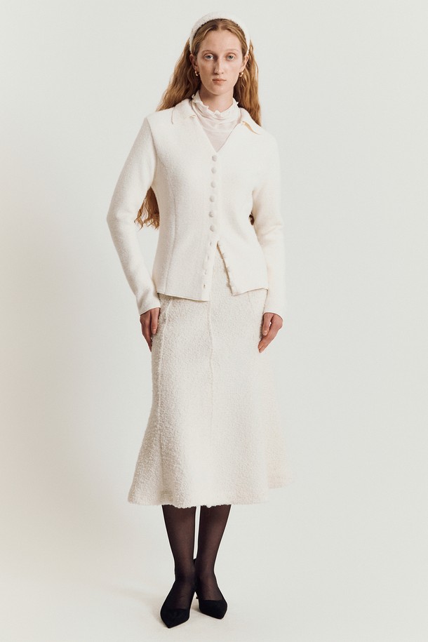 Soline 트위드 스커트 _ 아이보리

겨울 시즌, 여성스러운 스타일을 완성해 줄 Soline(솔린) 아이보리 트위드 스커트입니다. 울과 폴리에스테르 혼방 소재로 제작되어 부드러운 촉감과 함께 정전기 방지 및 미끄럼 방지 기능을 갖췄습니다. 플레어 A라인 핏에 무릎 아래 기장으로, 클래식하고 엘레강스한 무드를 연출합니다. 허리 안쪽 미끄럼 방지 테이프와 안감이 있어 편안하게 착용 가능하며, 오피스룩, 모임룩, 연말 모임룩 등 다양한 TPO에 활용할 수 있습니다.

