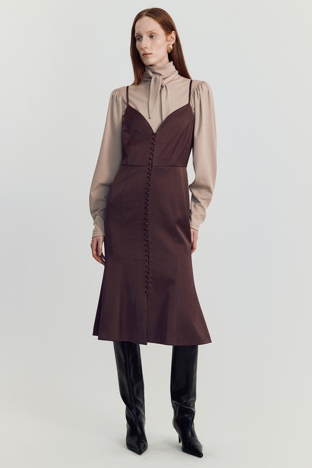 Nola 슬립 드레스 _ 브라운은 우아하고 세련된 분위기를 연출하는 여성 슬립 원피스입니다. 브라운, 카키 브라운 컬러로 출시되었으며, 가을, 겨울 시즌에 어울리는 머메이드라인의 슬림핏 디자인입니다. 레이온과 폴리에스테르 혼방 소재로 제작되어 부드러운 촉감을 선사하며, V넥 민소매 디자인으로 여성스러운 실루엣을 강조합니다. 조절 가능한 스트랩, 사이드 지퍼, 셀프 패브릭 커버드 버튼, 안감 디테일로 편안함과 고급스러움을 더했으며, 데이트룩, 모임룩, 연말 모임룩 등 다양한 TPO에 활용 가능합니다. 클래식, 미니멀, 로맨틱 스타일을 즐기는 분들께 추천합니다.
