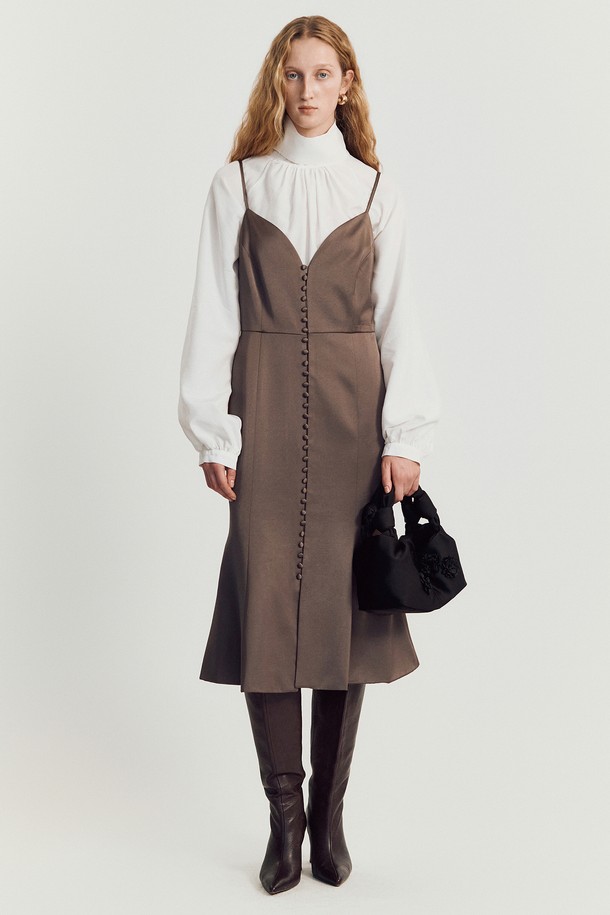 **놀라 슬립 드레스 _ 카키**

가을, 겨울에 어울리는 "놀라 슬립 드레스 _ 카키"는 엘레강스하면서도 미니멀한 스타일을 연출합니다. 부드러운 레이온, 폴리에스테르 혼방 소재로 제작되어 은은한 광택이 도는 플리츠 새틴의 고급스러운 촉감을 선사합니다. 스퀘어넥 디자인에 조절 가능한 어깨 스트랩, 사이드 지퍼, 커버 버튼 디테일, 안감으로 편안한 착용감을 더했습니다. 슬림핏 머메이드 라인으로 여성스러운 실루엣을 강조하며, 데이트룩, 모임룩, 연말 모임룩 등 다양한 TPO에 활용 가능합니다. 클래식, 미니멀, 시크한 스타일을 즐기는 분들께 추천합니다.
