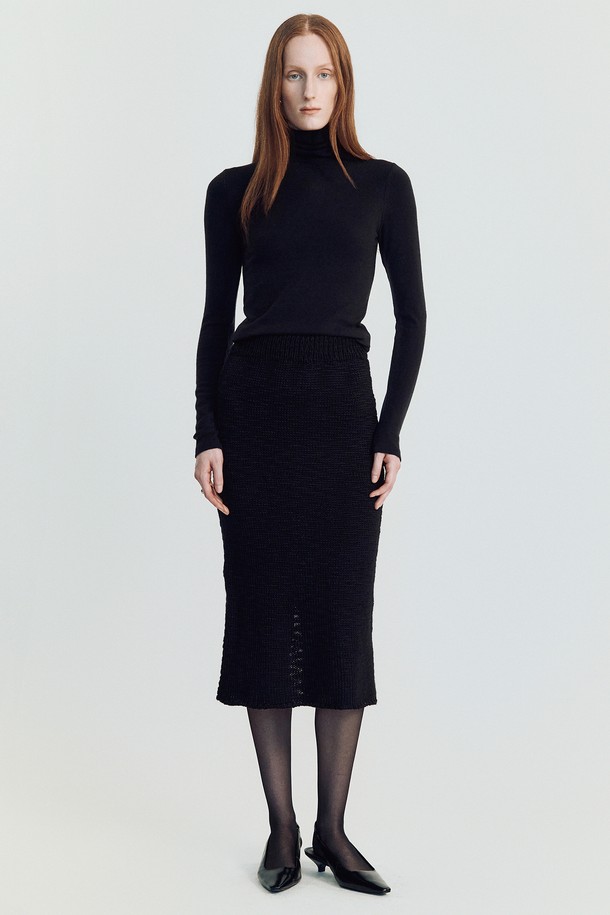 Shawble (쇼블) 트위드 스커트 _ 블랙은 가을과 겨울, 오피스룩과 모임룩에 어울리는 여성용 H라인 미디스커트입니다. 두껍고 뻣뻣한 트위드 소재와 슬림핏 디자인이 클래식하고 엘레강스한 무드를 자아냅니다. 하이웨스트 스타일로 다리가 길어 보이는 효과를 주며, 블랙 컬러의 트위드 패턴이 시크하고 미니멀한 스타일을 연출합니다.
