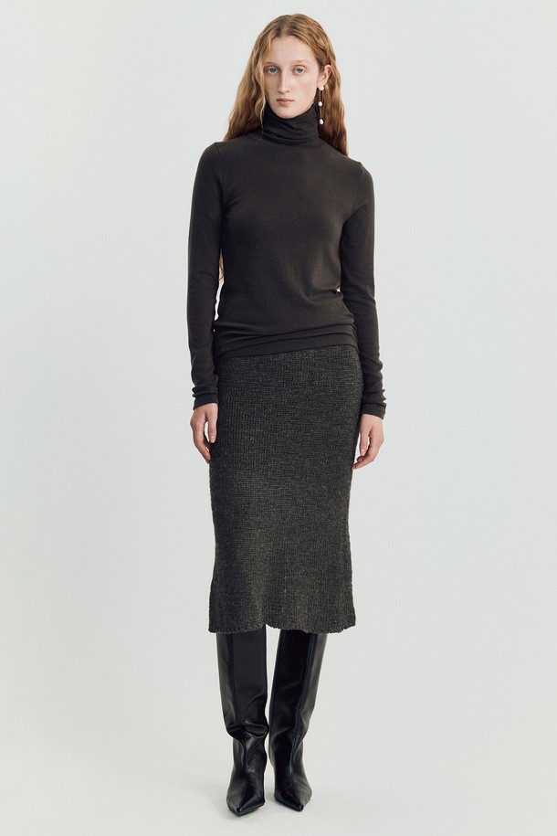 Shawble(쇼블) 트위드 스커트 _ 그레이는 가을, 겨울 시즌에 어울리는 여성용 미디 스커트입니다. 클래식하고 베이직한 H라인 핏으로, 톤 다운된 그레이 컬러와 트위드 소재 특유의 뻣뻣한 촉감이 특징입니다. 두꺼운 두께감으로 보온성을 높였으며, 밴딩 처리로 편안함을 더했습니다. 오피스룩, 모임룩, 데이트룩 등 다양한 TPO에 미니멀, 시크 스타일로 연출하기 좋습니다.
