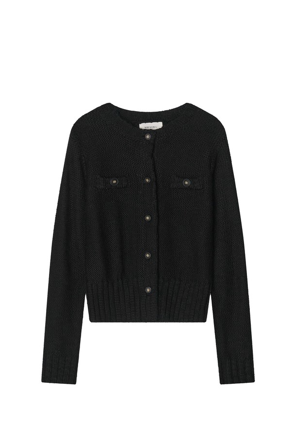 Shawble(쇼블) 트위드 니트는 여성스러운 실루엣을 연출하는 크롭 기장의 니트입니다. 울과 아크릴 혼방 소재로 제작되어 부드러운 촉감과 따뜻함을 선사하며, 가을, 겨울 시즌에 착용하기 좋습니다. 클래식한 디자인의 라운드넥과 긴 소매, 트위드 패턴이 특징이며, 플랩 포켓과 블랙 B로고 버튼 디테일로 포인트를 더했습니다. 레귤러핏으로 편안하게 착용 가능하며, 데이트룩, 모임룩, 겨울 데일리룩 등 다양한 TPO에 활용할 수 있습니다. 이너 또는 아우터로도 활용 가능한 실용적인 아이템입니다.
