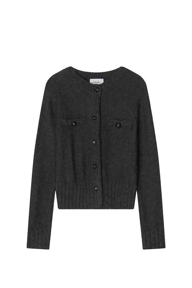 샤블 트위드 니트웨어 (그레이)는 울 30%와 아크릴 70% 혼방 소재로 제작된 여성용 니트/스웨터입니다. 클래식하고 미니멀한 스타일을 추구하는 분들께 적합하며, 겨울철 일상, 모임, 데이트룩에 활용하기 좋습니다. 크롭 기장의 라운드넥 디자인에 긴 소매, 트위드 패턴이 특징이며, 플랩 포켓과 B로고 블랙 버튼 디테일이 돋보입니다. 

이너 또는 아우터로 활용 가능하며, 두꺼운 두께감으로 뛰어난 보온성을 제공합니다.
