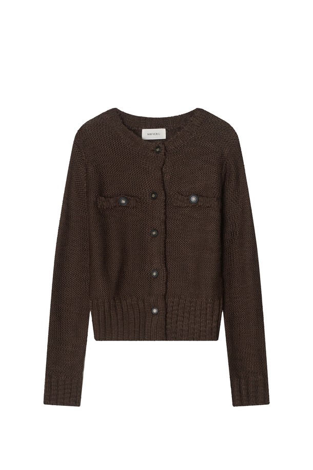 Shawble (쇼블) 트위드 니트 가디건_ 브라운은 여성용으로, 가을과 겨울에 착용하기 좋은 클래식 스타일의 크롭 기장 가디건입니다. 브라운, 그레이, 블랙 세 가지 색상으로 출시되었으며, 울과 아크릴 혼방의 두꺼운 트위드 소재로 제작되어 따뜻함을 더합니다. 라운드 넥에 긴 소매, 레귤러 핏으로 디자인되었으며, 플랩 포켓과 블랙 B 로고 버튼이 특징입니다. 데이트룩, 모임룩, 겨울 데일리룩 등 다양한 TPO에 맞춰 미니멀하고 세련된 스타일을 연출할 수 있습니다. 아우터와 이너로 모두 활용 가능하여 실용성 또한 뛰어납니다.
