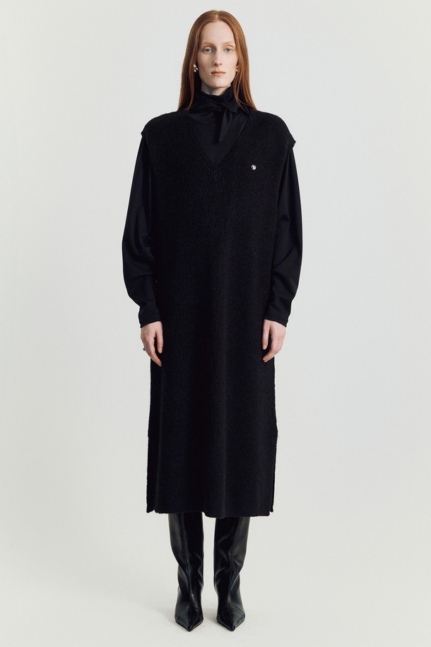 볼로디나 니트 롱 베스트 _ 블랙은 가을, 겨울 시즌에 어울리는 여성 의류입니다. 미니멀하고 베이직한 스타일로, 얇은 두께감의 부드러운 아크릴, 폴리에스테르, 나일론, 울 혼방 소재로 제작되어 편안한 착용감을 선사합니다. 롱 기장의 민소매 오버핏 디자인으로, V넥 라인과 사이드 슬릿, 드롭 숄더 디테일이 돋보입니다. 원피스로도 활용 가능하며, 미니멀 스티치 디테일이 특징인 데일리룩을 위한 완벽한 아이템입니다.
