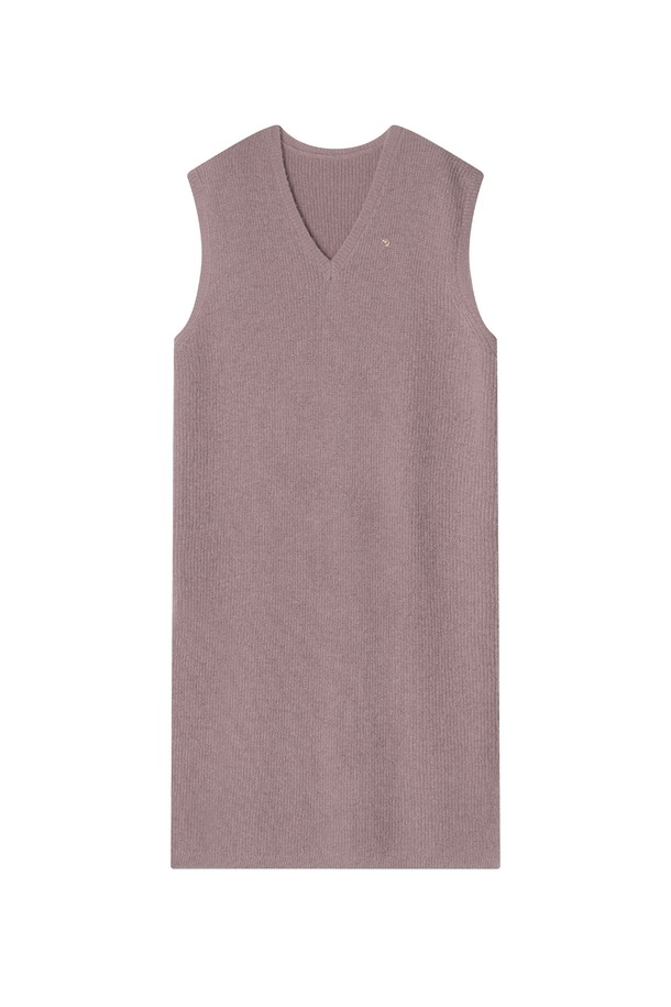 볼로디나 니트 롱 베스트 _ 핑크는 여성스러운 분위기를 연출하는 롱 기장의 니트 베스트입니다. 부드러운 촉감의 아크릴, 폴리에스테르, 나일론, 울 혼방 소재로 제작되었으며, 가을, 겨울 시즌에 착용하기 좋습니다. 헤어리 하치 니트 패턴과 미니멀 스티치 디테일이 돋보이며, 루즈핏과 브이넥 디자인으로 편안하게 착용할 수 있습니다. 사이드 슬릿과 드롭숄더 디테일이 특징이며, 베스트 또는 드레스로 활용 가능하여 다양한 스타일을 연출할 수 있습니다. 핑크, 아이보리, 브라운, 블랙 네 가지 색상으로 출시되었습니다.
