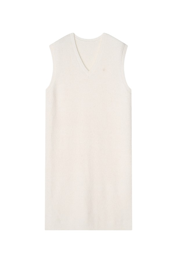 볼로디나 니트 롱 베스트 _ 아이보리 (Volodina Knit Long Vest _ Ivory)는 가을, 겨울에 착용하기 좋은 여성용 베스트입니다. 미니멀하고 베이직한 스타일로, 데이트룩과 겨울 데일리룩에 활용하기 좋습니다. 부드러운 촉감의 아크릴, 폴리에스테르, 나일론, 울 혼방 소재로 제작되었으며, 얇은 두께감과 롱 기장으로 다양한 스타일 연출이 가능합니다. 브이넥 디자인에 민소매이며, 루즈핏으로 편안하게 착용할 수 있습니다. 사이드 슬릿과 드롭 숄더 디테일, 미니멀 스티치가 특징이며, 드레스 또는 베스트로 활용할 수 있습니다.
