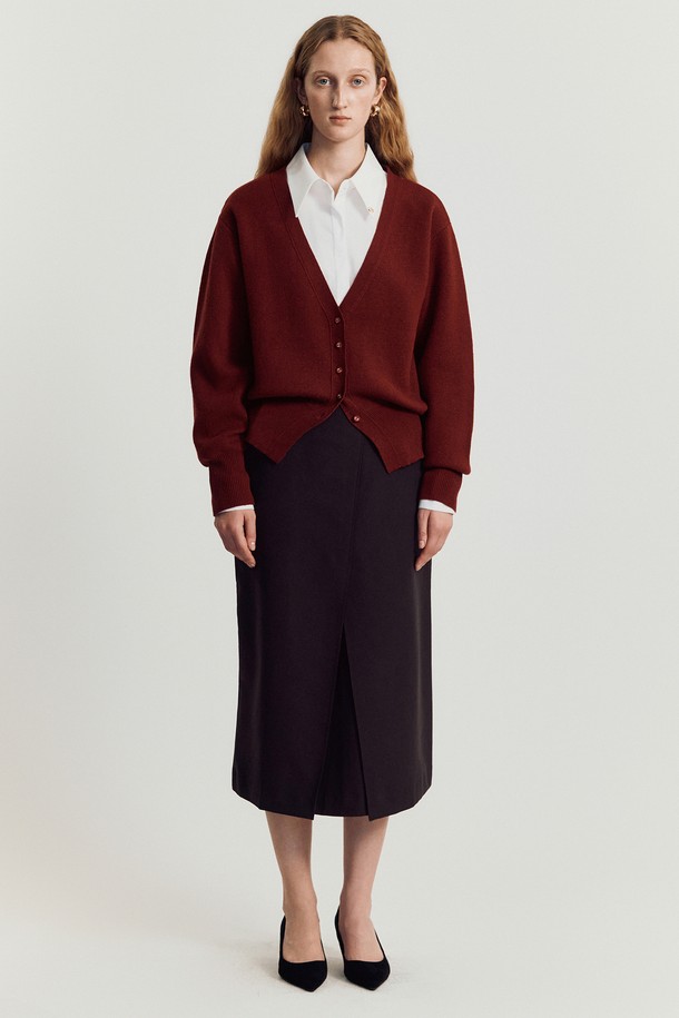 도르 울 카디건 _ 레드입니다. 부드러운 울 혼방 소재로 제작되어 가을, 겨울에 따뜻하게 착용할 수 있습니다. 릴랙스 핏과 드롭 숄더 디자인으로 편안한 착용감을 선사하며, 벌룬 소매 디테일이 여성스러운 분위기를 더합니다. 무지 & 케이블 패턴, V넥 디자인으로 다양한 스타일 연출이 가능하며, 히프를 덮는 기장으로 안정감을 줍니다. 데이트룩, 겨울 데일리룩 등 클래식하고 미니멀한 스타일을 연출해보세요.
