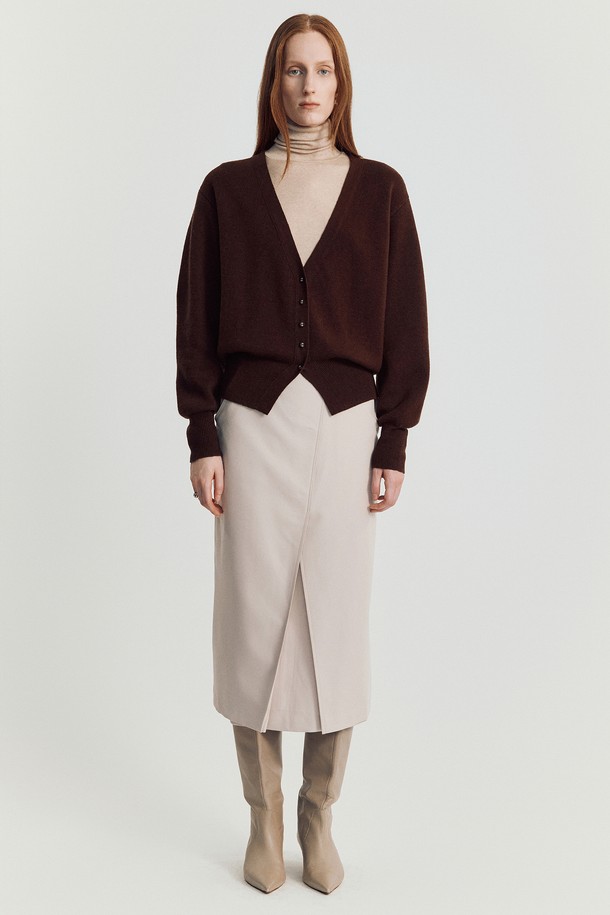 도르 울 카디건 _ 브라운은 여성 의류 상의 니트/스웨터입니다. 가을, 겨울에 어울리는 얇은 두께의 루즈핏 카디건으로, 브라운, 아이보리, 베이지, 레드 4가지 색상으로 출시되었습니다. 미니멀하고 우아한 스타일을 연출하며, 브이넥 디자인과 드롭 숄더, 벌룬 슬리브, 플리츠 커프스 디테일이 특징입니다. 울, 아크릴, 나일론 혼방 소재로 부드러운 촉감을 선사하며, 레이어링하여 다양한 스타일을 연출할 수 있습니다. 데이트룩, 카페룩, 겨울 데일리룩에 활용하기 좋은 아이템입니다.
