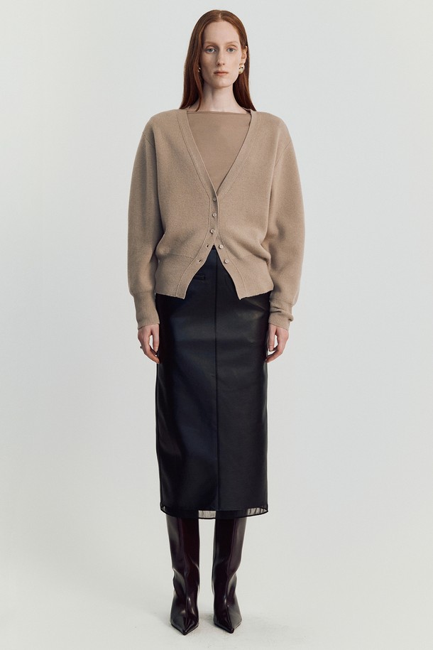 도르 울 가디건_ 베이지는 여성 고객을 위한 아우터로, 가을과 겨울에 착용하기 좋습니다. 부드러운 촉감의 울, 아크릴, 나일론 혼방 소재로 제작되었으며, 두께는 얇은 편입니다. 릴랙스핏에 드롭숄더, 벌룬 슬리브, 립 디테일 커프스, 힙을 덮는 기장으로 디자인되어 편안하면서도 스타일리시한 핏을 연출합니다. 베이직하고 미니멀한 스타일을 추구하며, 무지 패턴과 케이블 패턴 두 가지 디자인으로 만나볼 수 있습니다. 데이트룩, 카페룩, 겨울 데일리룩 등 다양한 TPO에 활용하기 좋으며, 클래식, 미니멀, 캐주얼 스타일을 즐기는 고객에게 추천합니다.
