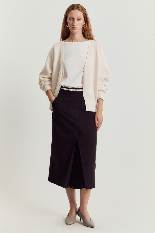 도르 울 가디건 _ 아이보리입니다. 부드러운 촉감의 울, 아크릴, 나일론 혼방 소재로 제작되어 가을, 겨울에 따뜻하게 착용하기 좋습니다. 얇은 두께감의 레귤러핏 라운드넥 가디건으로, 힙선 기장과 숄더 벌룬 소매, 커프스 디테일이 우아하고 클래식한 분위기를 더합니다. 아이보리, 베이지, 브라운, 레드 등 다양한 색상으로 출시되어 데일리룩, 카페룩 등 다양한 TPO에 활용 가능하며, 가디건 또는 이너로 활용하여 스타일리시함을 연출할 수 있습니다. 형태 유지력이 뛰어나 관리가 용이하며, 가볍게 착용할 수 있어 활동성이 좋습니다.
