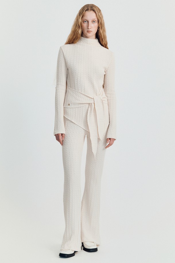 아로 라운지 니트 SET _ 베이지는 가을, 겨울 시즌을 위한 여성 의류입니다. 미니멀하고 베이직한 스타일로, 세미 터틀넥 디자인과 긴소매가 특징입니다. 부드러운 촉감의 아크릴, 나일론, 폴리에스테르 혼방 소재로 제작되었으며, 두꺼운 두께감으로 따뜻하게 착용할 수 있습니다. 허리 스트링으로 실루엣 조절이 가능하며, 슬림핏으로 여성스러운 라인을 연출합니다. 겨울 데일리룩, 카페룩, 데이트룩 등 다양한 TPO에 활용하기 좋습니다.
