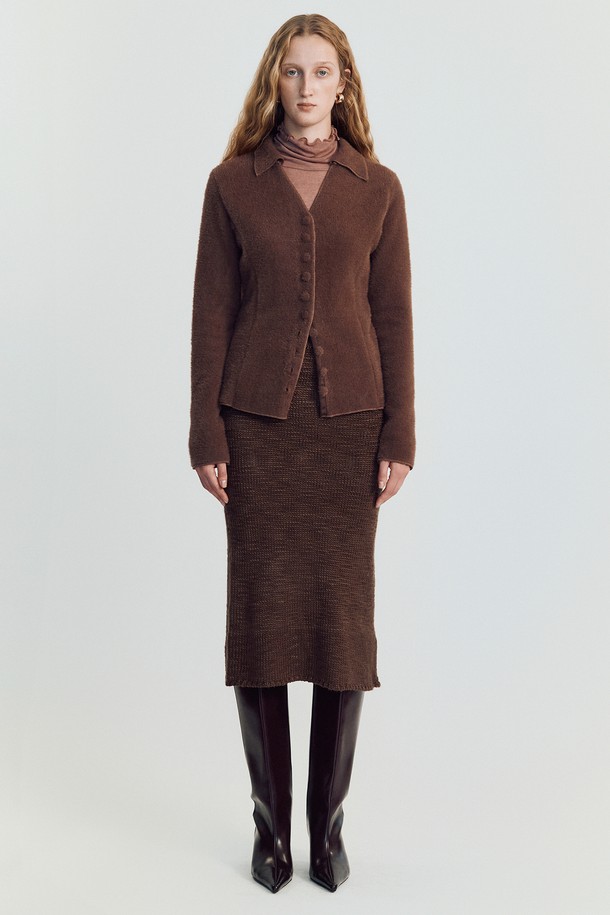 프림 울 카디건 세트 _ 브라운은 여성용 상의 니트/스웨터 카테고리에 속하는 제품입니다. 브라운, 아이보리, 베이지 색상으로 출시되었으며, 나일론, 텐셀, 울 혼방 소재로 제작되어 부드러운 촉감을 선사합니다. 레귤러핏과 긴소매, 칼라 네크라인 디자인이 특징이며, 가을/겨울 시즌 데이트룩, 오피스룩, 겨울 데일리룩에 적합합니다. 미니멀, 클래식 스타일을 추구하는 분들께 추천하며, 카디건 세트 구성으로 실용성을 더했습니다. 수트 스타일 솔기, 셀프 패브릭 바인딩, 헤어라인 스티칭, 롤드 헴 마감 디테일로 완성도를 높였습니다.
