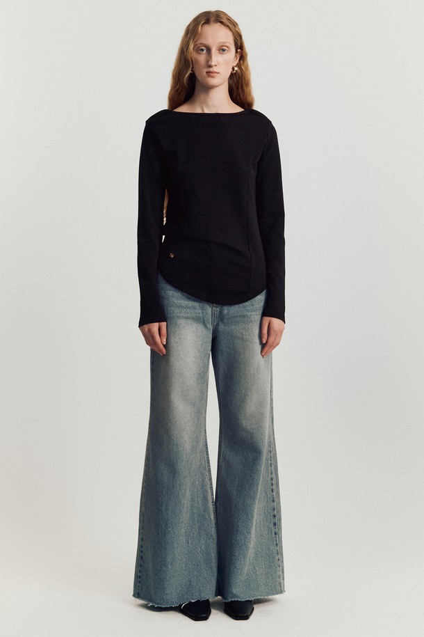 **바토 보트 넥 티셔츠 _ 블랙**

부드러운 촉감의 코튼 플리스 원단으로 제작된 바토 보트 넥 티셔츠입니다. 레귤러핏으로, 가을, 겨울 시즌 데일리룩에 적합합니다. 블랙, 화이트, 베이지 세 가지 색상으로 출시되었으며, 긴 소매와 두꺼운 두께감으로 따뜻함을 선사합니다. 보트넥 디자인으로 목선과 허리 라인을 더욱 돋보이게 하며, 미니멀, 클래식, 캐주얼 등 다양한 스타일 연출이 가능합니다. 면, 폴리에스테르, 스판덱스 혼방 소재로 제작되어 신축성 있는 착용감을 제공합니다.
