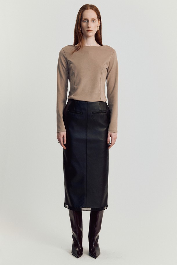 Batto 보트넥 티셔츠 _ 베이지는 여성 의류 상의로, 미니멀하고 베이직한 스타일을 추구하는 분들께 적합합니다. 면, 폴리에스테르, 스판덱스 혼방 소재로 제작되어 부드러운 촉감과 우수한 신축성을 자랑합니다. 보트넥 디자인과 레귤러핏으로 목선과 허리를 더욱 슬림하게 연출해 주며, 사계절 내내 다양한 옷과 레이어드하여 입을 수 있습니다. 데이트룩이나 카페룩으로 세련된 분위기를 연출해보세요. 베이지, 화이트, 블랙 세 가지 색상으로 출시되었습니다.
