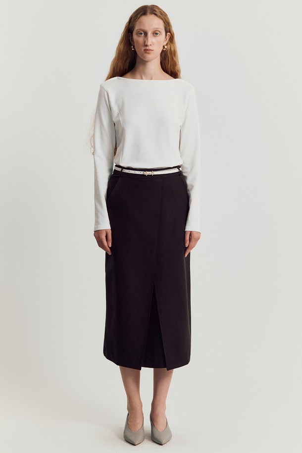 바토 보트넥 티셔츠 - White는 미니멀하고 베이직한 스타일의 여성 티셔츠입니다. 부드러운 촉감의 면, 폴리에스테르, 스판덱스 혼방 소재로 제작되어 사계절 내내 착용 가능하며, 얇은 두께감으로 편안함을 더했습니다. 보트넥 디자인과 레귤러핏으로 세련된 실루엣을 연출하며, 신축성 있는 소재와 대각선 절개 라인이 특징입니다. 데이트룩이나 카페룩에 잘 어울리며, 깔끔한 마감 처리로 완성도를 높였습니다. 긴 소매 기장의 플리츠 패턴 티셔츠로, 다양한 스타일에 활용하기 좋습니다.
