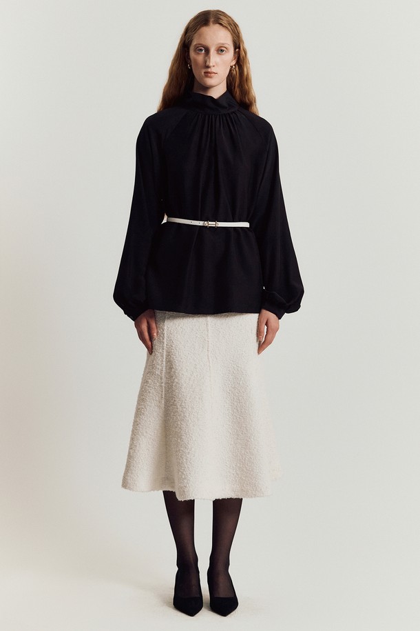 레이라 타이 블라우스 (Leila Tie Blouse) _ 블랙은 부드러운 모달과 비스코스 혼방 소재로 제작되어 실키한 광택감과 뛰어난 드레이프성을 자랑합니다. 하프넥 또는 리본넥으로 연출 가능한 리버서블 디자인과 벌룬 소매, A라인 실루엣이 우아하고 여성스러운 분위기를 더합니다. 데일리룩, 포멀한 자리 모두 잘 어울리며, 봄, 가을 시즌에 활용하기 좋은 얇은 두께감의 긴소매 블라우스입니다. 오피스룩, 모임룩, 소개팅룩 등 다양한 TPO에 맞춰 클래식, 미니멀, 로맨틱 스타일을 연출해보세요. 블랙과 아이보리 두 가지 컬러로 만나보실 수 있습니다.
