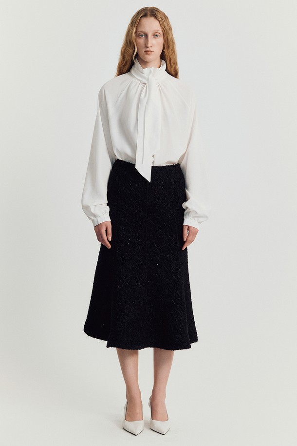 레이라 타이 블라우스 _ 아이보리(Leila Tie Blouse _ Ivory)는 부드러운 모달과 비스코스 혼방 소재로 제작되어 실키한 광택과 고급스러운 촉감을 선사합니다. 하이넥 또는 타이넥으로 연출 가능한 리버서블 디자인으로, A라인 실루엣과 벌룬 소매가 여성스러운 분위기를 더합니다. 포멀한 오피스룩부터 모임룩, 소개팅룩까지 폭넓게 활용할 수 있으며, 클래식하고 미니멀한 스타일을 연출하기 좋습니다. 계절에 구애받지 않고 사계절 내내 착용 가능하며, 루즈핏으로 편안하게 즐길 수 있습니다. 아이보리, 블랙 두 가지 컬러로 만나보세요.
