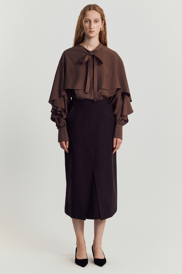 나디 케이프 블라우스 _ 브라운은 여성스러운 무드를 자아내는 블라우스입니다. 봄, 가을에 어울리는 긴소매 디자인으로, 루즈핏의 편안한 착용감을 선사합니다. 부드러운 레이온과 폴리에스테르 혼방 소재로 제작되어 은은한 광택과 고급스러운 촉감을 느낄 수 있습니다. 케이프 디자인과 3D 패턴 디테일, 스텝드 슬리브 플랩, 버튼 플래킷이 더해져 엘레강스하고 우아한 스타일을 완성합니다. 데이트룩, 모임룩, 오피스룩 등 다양한 TPO에 클래식, 미니멀, 로맨틱한 스타일로 연출해보세요.
