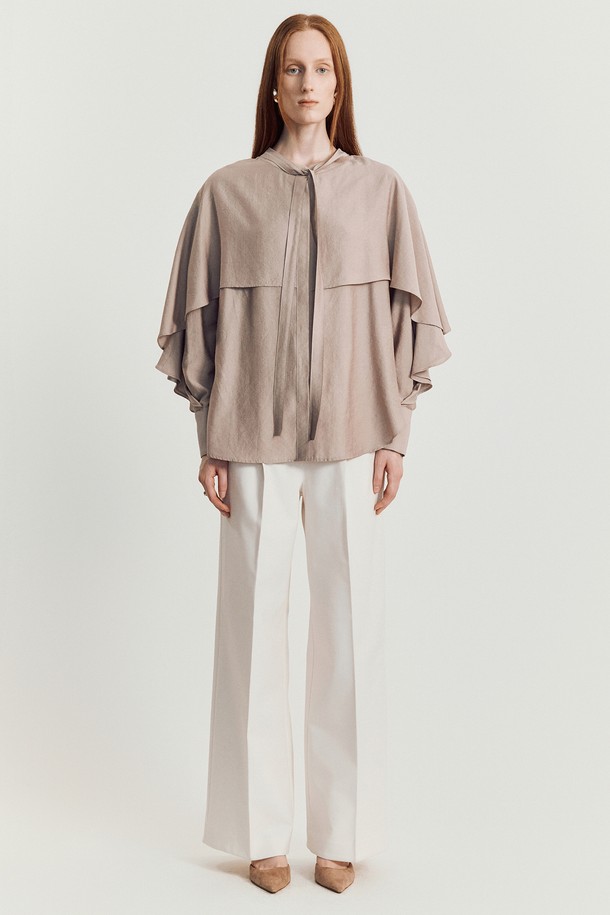 나디 케이프 블라우스 (Pink)는 여성스러운 무드를 연출하는 블라우스입니다. 부드러운 레이온과 폴리에스테르 혼방 소재로 제작되어 봄, 여름에 시원하게 착용하기 좋습니다. 라운드넥에 케이프 디자인과 타이 디테일, 티어드 슬리브가 더해져 우아하고 로맨틱한 스타일을 완성합니다. 루즈핏으로 편안하며, 핑크와 브라운 두 가지 색상으로 출시되어 데이트룩, 카페룩, 모임룩 등 다양한 TPO에 활용할 수 있습니다. 클래식하고 미니멀한 스타일을 선호하는 분들께 추천합니다.
