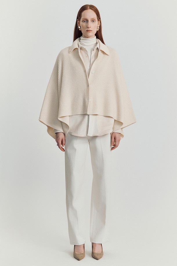 로디 케이프 니트 재킷_ 아이보리는 여성스러운 실루엣과 우아한 분위기를 연출하는 케이프 스타일의 겨울 아우터입니다. 부드러운 울과 나일론 혼방 소재로 제작되어 포근하고, 두꺼운 두께감으로 보온성을 높였습니다. 크롭 기장의 루즈핏으로 편안하게 착용 가능하며, 버튼 여밈 방식으로 간편하게 스타일링할 수 있습니다. 아이보리, 베이지, 브라운, 블랙 등 다채로운 색상으로 출시되어 데이트룩, 겨울 데일리룩, 모임룩 등 폭넓은 TPO에 활용할 수 있습니다. 클래식, 미니멀, 시크한 스타일을 즐기는 여성에게 추천하는 아이템입니다.
