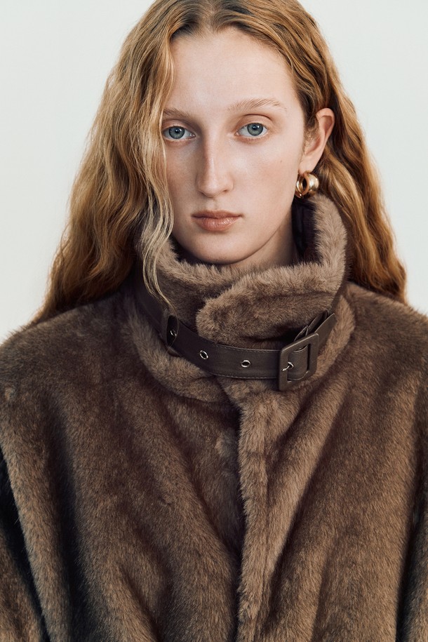 시칠리안 리버시블 퍼 재킷 _ 브라운은 여성스러운 매력을 강조하는 겨울철 필수 아이템입니다. 브라운과 아이보리 컬러의 양면 착용이 가능하며, 한쪽 면은 부드러운 퍼 소재, 다른 쪽 면은 퀼팅 처리되어 다양한 스타일을 연출할 수 있습니다. 슬림핏 디자인에 허리 벨트 디테일로 여성스러운 실루엣을 완성하며, 소매 벨트는 탈부착이 가능합니다. 클래식하고 시크한 무드로 데이트룩, 겨울 데일리룩, 모임룩 등 폭넓게 활용해보세요.
