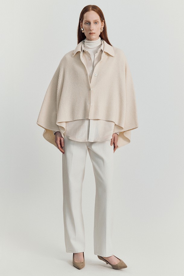 패스 크림 진 (pass cream jeans)은 Letters from her Winter Collection FW25의 여성용 데님 팬츠입니다. 미니멀하고 클래식한 스타일로, 겨울철 데일리룩에 적합합니다. 부드러운 촉감의 면 소재로 제작되었으며, 전통적인 데님 텍스처와 내구성을 갖춘 것이 특징입니다. 크림 컬러의 무지 디자인에 스트레이트 핏으로, 어떤 상의와도 잘 어울립니다. 두꺼운 두께감으로 겨울철에도 따뜻하게 착용할 수 있습니다.
