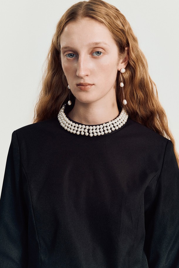 플라빈 펄 드레스 블랙은 여성스러운 매력을 강조하는 미니 원피스입니다. 라운드넥에 긴소매, A라인 핏으로 엘레강스하고 미니멀한 스타일을 연출합니다. 부드러운 폴리에스테르 소재로 제작되었으며, 얇지만 어깨 패드와 신축성 있는 안감, 주름 방지 원단이 더해져 편안한 착용감을 선사합니다. 진주 장식이 포인트로, 오피스룩, 모임룩, 소개팅룩 등 다양한 TPO에 활용 가능합니다. 클래식하고 미니멀한 디자인으로, 봄, 가을에 즐겨 입기 좋습니다.
