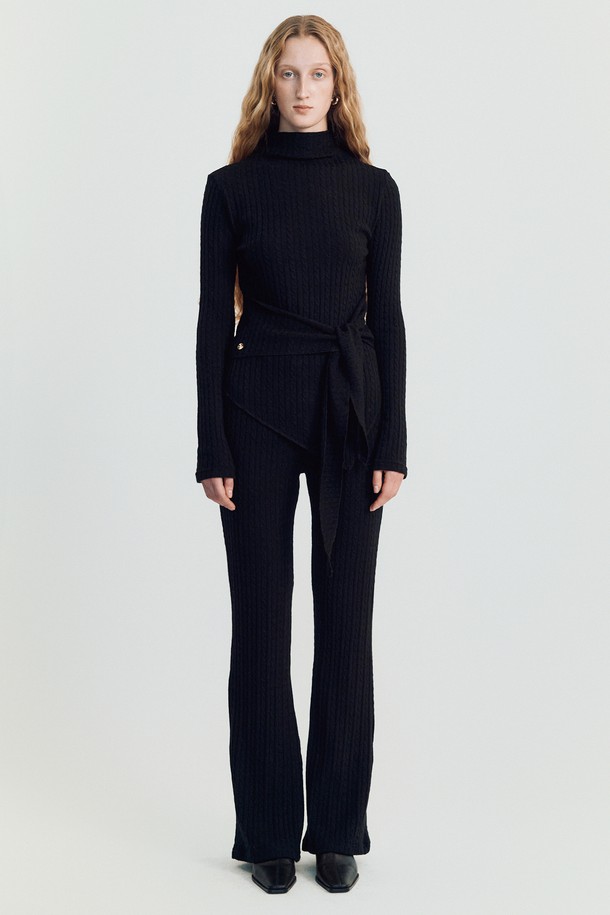 아로 라운지 니트 _ 블랙은 미니멀하고 베이직한 스타일의 여성용 니트/스웨터입니다. 가을과 겨울에 어울리는 두꺼운 두께감의 터틀넥으로, 부드러운 촉감과 골지 무늬가 특징입니다. 레귤러핏으로 편안하게 착용 가능하며, 긴 소매 기장으로 따뜻함을 더합니다. 집콕룩으로 활용하기 좋으며, 일상복으로도 손색없는 아이템입니다.
