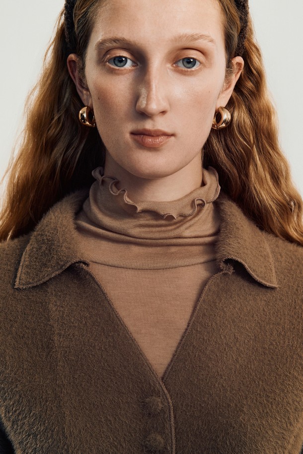 베이직하고 미니멀한 스타일의 여성용 "프림 울 카디건" 니트웨어입니다. 부드러운 촉감의 울 소재로 제작되어 가을, 겨울 시즌에 따뜻하게 착용할 수 있습니다. 라운드넥에 레귤러핏으로 편안하게 떨어지는 핏이며, 크롭 기장으로 세련된 느낌을 더했습니다. 긴 소매에 무지 패턴, 버튼 여밈 방식의 카디건 스타일로 출근룩, 모임룩 등 다양한 TPO에 활용 가능합니다. 클래식, 미니멀, 캐주얼 스타일을 즐기는 분들께 추천합니다.
