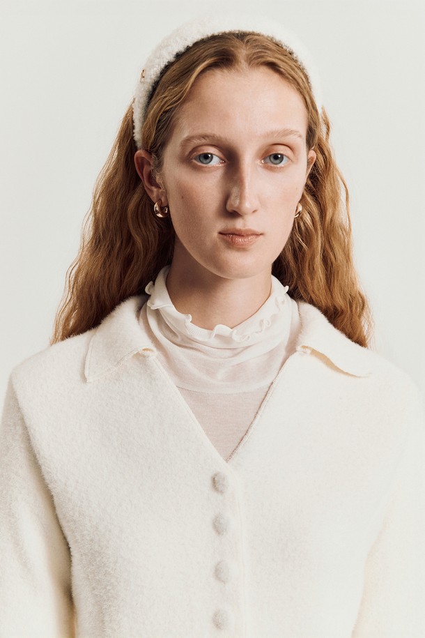 아이보리 컬러의 Prim 울 카디건 니트웨어입니다. 가을, 겨울 시즌에 어울리는 두꺼운 두께감의 라운드넥 긴소매 카디건으로, 부드러운 촉감과 레귤러핏으로 편안하게 착용할 수 있습니다. 미니멀하고 클래식한 스타일을 연출하며, 데이트룩에 활용하기 좋습니다. 프론트 버튼 디테일이 돋보이는 디자인으로, 다양한 룩에 포인트 아이템으로 활용하기 좋습니다. 100% 울 소재로 제작되어 보온성이 뛰어나고, 무지 패턴으로 어떤 스타일에도 잘 어울립니다.
