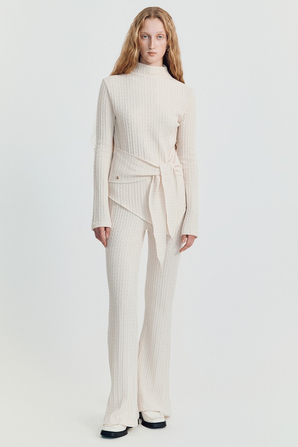 "Arro Lounge Knit" 베이지 니트는 여성 의류로, 가을과 겨울에 착용하기 좋은 두꺼운 두께감의 하프넥 골지 니트 스웨터입니다. 미니멀하고 베이직한 스타일을 추구하는 분들께 적합하며, 부드러운 촉감과 긴 소매 기장이 편안한 착용감을 선사합니다. 레귤러핏으로 제작되었으며, 리본 디테일이 포인트로 더해져 여성스러운 분위기를 연출합니다. 일상복으로 활용하기 좋으며, 다양한 하의와 매치하여 클래식한 룩을 완성할 수 있습니다.
