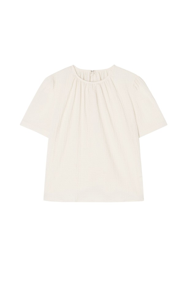 Orr(오르) 블라우스 _ 베이지는 여성스러운 무드를 연출하는 블라우스입니다. 부드러운 촉감의 폴리에스테르와 스판덱스 혼방 소재로 제작되어 편안한 착용감을 선사합니다. 라운드넥에 반소매 기장, 텍스처드 패턴으로 디자인되었으며, 얇은 두께감으로 봄, 여름에 시원하게 입을 수 있습니다. 앞면의 여성스러운 네크라인 디테일과 숄더 디자인이 특징이며, 뒷목 히든 후크 여밈으로 깔끔하게 마무리되었습니다. 레귤러핏으로 데이트룩, 오피스룩 등 다양한 TPO에 클래식하고 미니멀한 스타일을 연출할 수 있습니다.
