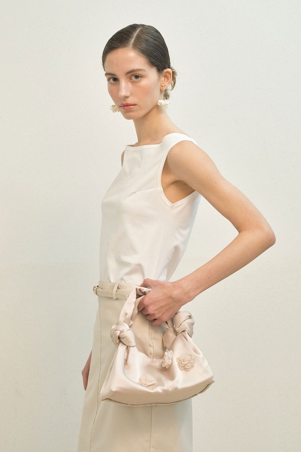 몰 로즈 백 (베이지)는 여성스러운 플라워 패턴과 심플한 디자인이 돋보이는 미니백입니다. 베이지와 블랙 두 가지 색상으로 출시되어 데이트룩, 쇼핑룩 등 다양한 스타일에 매치하기 좋습니다. 폴리 소재로 제작되었으며, 슬러치 스타일과 숨겨진 마그네틱 잠금장치로 편안함과 실용성을 더했습니다. 미니멀, 걸리시, 클래식 스타일을 즐겨 입는 분들께 추천하며, 일상에서 가볍게 들고 다니기 좋은 아이템입니다. 깔끔하고 세련된 디자인으로 어떤 옷차림에도 잘 어울립니다.
