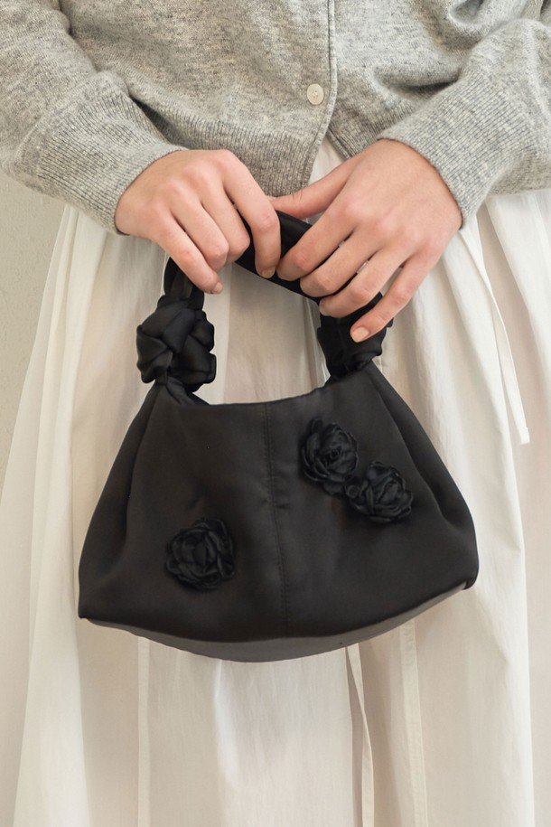 Mole rose bag (모울 로즈 백) _ Black은 Letters from her Winter Collection FW25 컬렉션의 여성용 미니백입니다. 블랙 색상의 폴리에스터 소재로 제작되었으며, 사각 형태에 플로럴 장식이 더해져 로맨틱한 분위기를 자아냅니다. 섬세한 미적 디자인과 깔끔한 클로징, 시적인 실루엣이 특징이며, 마그네틱형 잠금 방식으로 편의성을 높였습니다. 데이트룩, 모임룩, 카페룩 등 다양한 TPO에 클래식, 로맨틱, 미니멀 스타일로 연출하기 좋습니다.
