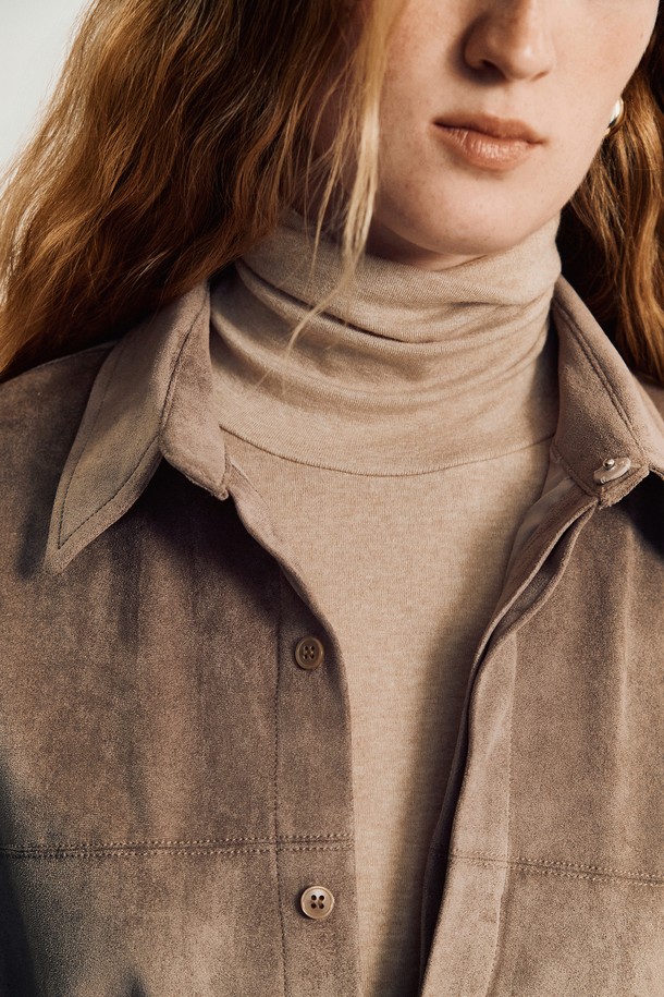 레나 울 터틀넥 티셔츠 _ 베이지는 가을, 겨울에 어울리는 여성용 터틀넥 티셔츠입니다. 부드러운 울 소재로 제작되어 뛰어난 착용감과 보온성을 제공하며, 슬림핏 디자인으로 미니멀하고 세련된 스타일을 연출합니다. 베이지 색상의 무지 디자인은 다양한 하의와 레이어드하여 클래식, 캐주얼, 미니멀 무드를 연출하기 좋습니다. 신축성이 있어 활동성이 편안하며, 두꺼운 두께감으로 겨울철에도 따뜻하게 입을 수 있습니다. 겨울 데일리룩, 카페룩, 출근룩 등 다양한 TPO에 활용할 수 있습니다.
