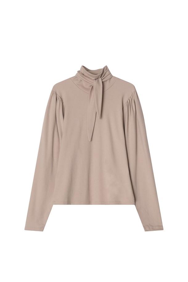 린지 타이 티셔츠 _ 베이지는 여성스러운 무드를 연출하는 슬림핏 긴소매 티셔츠입니다. 부드러운 면과 텐셀 혼방 소재로 제작되어 편안한 착용감을 선사하며, 하이넥 또는 리본 타이로 연출 가능한 넥 라인이 특징입니다. 은은한 베이지 컬러에 퍼프 숄더와 리본 타이 디테일이 더해져 우아하고 미니멀한 스타일을 완성합니다. 데이트룩, 모임룩, 카페룩 등 다양한 TPO에 활용 가능하며, 클래식, 미니멀, 로맨틱 스타일을 즐기는 분들께 추천합니다.
