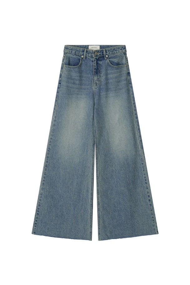 바스코 데님 팬츠 _ 블루는 미니멀하고 클래식한 스타일을 선호하는 여성 고객을 위한 데님 팬츠입니다. 짙은 다크 블루 컬러의 무지 디자인으로, 가을과 겨울에 두께감 있는 소재로 따뜻하게 착용할 수 있습니다. 와이드 부츠컷 실루엣과 백 슬릿 디테일이 특징이며, 루즈핏으로 편안한 착용감을 선사합니다. 일상복으로 활용하기 좋은, 뻣뻣한 촉감의 데님과 면 혼방 소재로 제작되었습니다.
