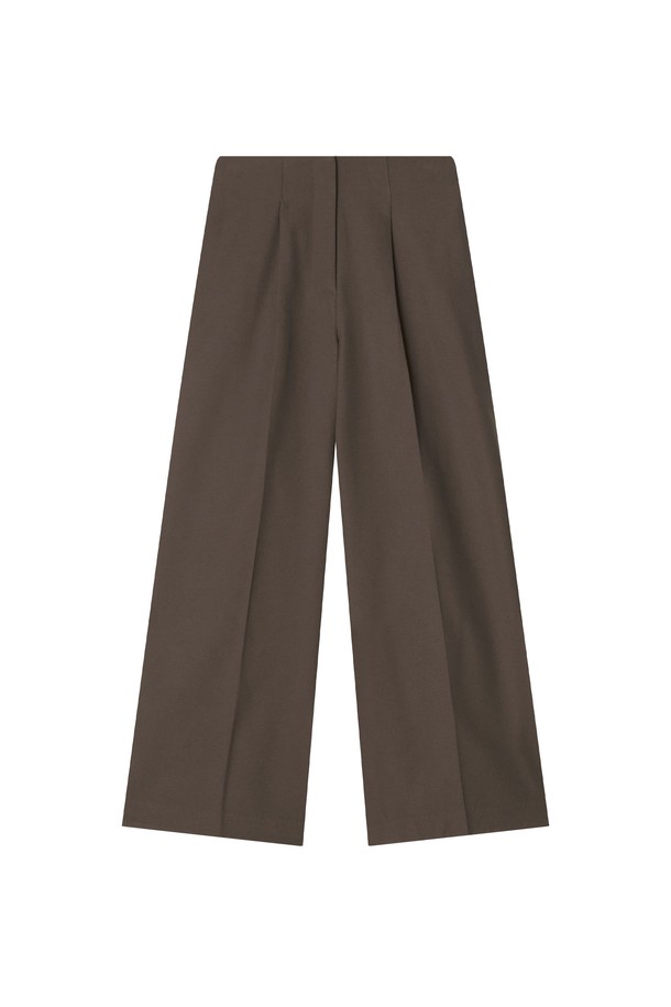 핏 울 슬랙스 _ 브라운은 클래식하면서도 미니멀한 무드를 연출하는 여성용 슬랙스입니다. 부드러운 촉감의 두꺼운 폴리에스테르 소재로 제작되어 겨울철에도 따뜻하게 착용할 수 있습니다. 하이웨스트 디자인과 앞면 플리츠 디테일이 다리 라인을 더욱 길어 보이게 하며, 루즈핏 와이드 레그로 편안한 착용감을 선사합니다. 뒷면 히든 밴딩과 장식용 버클 디테일로 실용성과 스타일을 모두 잡았습니다. 오피스룩, 겨울 데일리룩, 모임룩 등 다양한 TPO에 활용할 수 있는 머스트 해브 아이템입니다.
