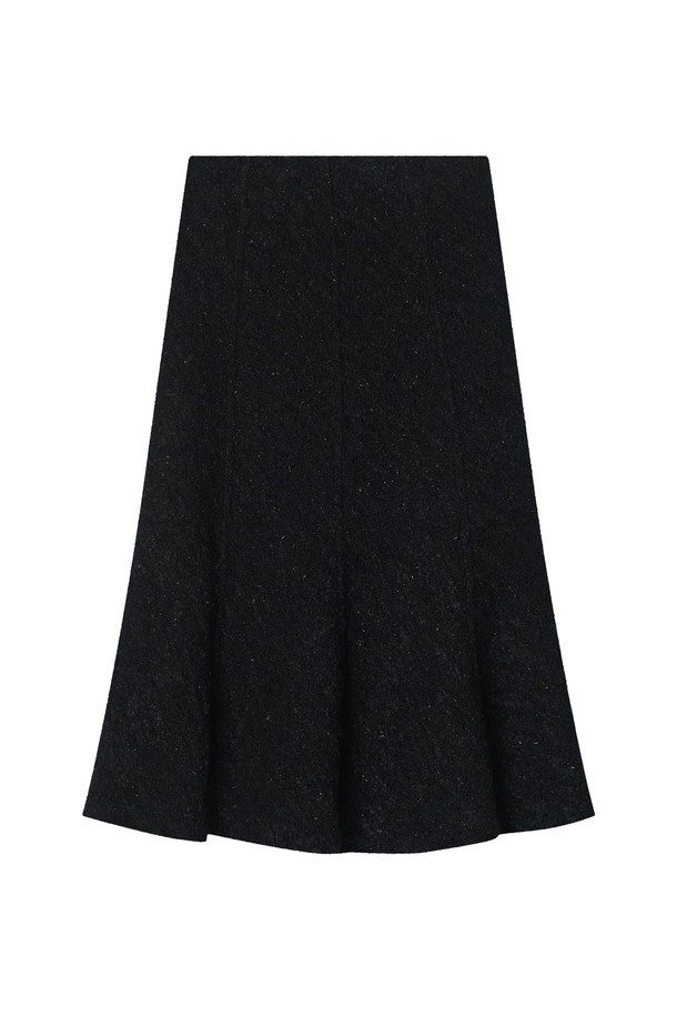 솔린 트위드 스커트 _ 블랙은 겨울철 여성들을 위한 클래식하고 엘레강스한 스타일의 트위드 스커트입니다. 블랙과 아이보리 두 가지 색상으로 출시되었으며, 오피스, 포멀, 데일리룩 등 다양한 TPO에 활용할 수 있습니다. 울과 폴리에스테르 혼방 소재로 제작되어 부드러운 촉감과 두꺼운 두께감을 자랑하며, A라인 플레어 핏이 여성스러운 실루엣을 연출합니다. 정전기 방지 안감과 허리 미끄럼 방지 테이프, 무릎 아래 기장으로 편안함과 실용성을 더했습니다. 시크하고 미니멀한 스타일을 선호하는 분들께 추천합니다.
