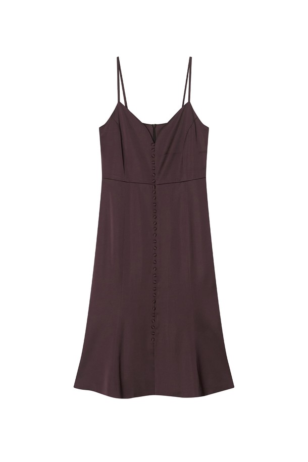 Nola 슬립 드레스 _ 브라운은 우아하고 세련된 분위기를 연출하는 여성 슬립 원피스입니다. 브라운, 카키 브라운 컬러로 출시되었으며, 가을, 겨울 시즌에 어울리는 머메이드라인의 슬림핏 디자인입니다. 레이온과 폴리에스테르 혼방 소재로 제작되어 부드러운 촉감을 선사하며, V넥 민소매 디자인으로 여성스러운 실루엣을 강조합니다. 조절 가능한 스트랩, 사이드 지퍼, 셀프 패브릭 커버드 버튼, 안감 디테일로 편안함과 고급스러움을 더했으며, 데이트룩, 모임룩, 연말 모임룩 등 다양한 TPO에 활용 가능합니다. 클래식, 미니멀, 로맨틱 스타일을 즐기는 분들께 추천합니다.

