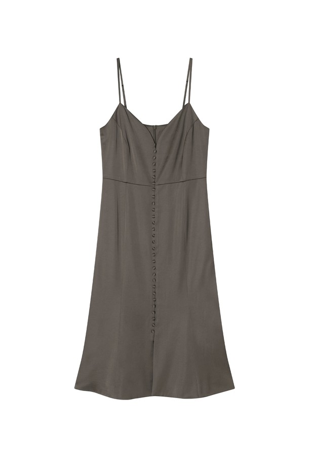 **놀라 슬립 드레스 _ 카키**

가을, 겨울에 어울리는 "놀라 슬립 드레스 _ 카키"는 엘레강스하면서도 미니멀한 스타일을 연출합니다. 부드러운 레이온, 폴리에스테르 혼방 소재로 제작되어 은은한 광택이 도는 플리츠 새틴의 고급스러운 촉감을 선사합니다. 스퀘어넥 디자인에 조절 가능한 어깨 스트랩, 사이드 지퍼, 커버 버튼 디테일, 안감으로 편안한 착용감을 더했습니다. 슬림핏 머메이드 라인으로 여성스러운 실루엣을 강조하며, 데이트룩, 모임룩, 연말 모임룩 등 다양한 TPO에 활용 가능합니다. 클래식, 미니멀, 시크한 스타일을 즐기는 분들께 추천합니다.
