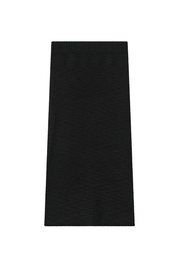 Shawble (쇼블) 트위드 스커트 _ 블랙은 가을과 겨울, 오피스룩과 모임룩에 어울리는 여성용 H라인 미디스커트입니다. 두껍고 뻣뻣한 트위드 소재와 슬림핏 디자인이 클래식하고 엘레강스한 무드를 자아냅니다. 하이웨스트 스타일로 다리가 길어 보이는 효과를 주며, 블랙 컬러의 트위드 패턴이 시크하고 미니멀한 스타일을 연출합니다.
