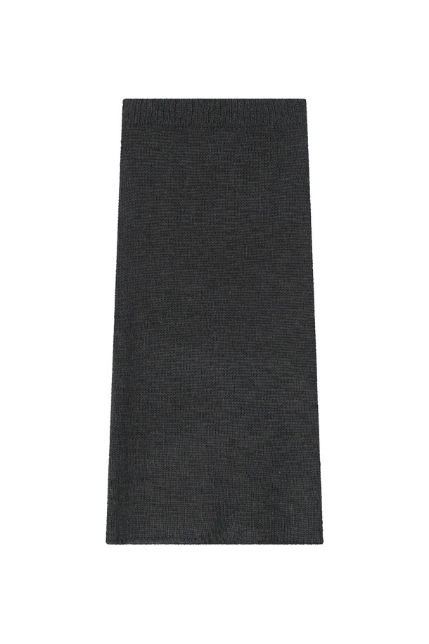 Shawble(쇼블) 트위드 스커트 _ 그레이는 가을, 겨울 시즌에 어울리는 여성용 미디 스커트입니다. 클래식하고 베이직한 H라인 핏으로, 톤 다운된 그레이 컬러와 트위드 소재 특유의 뻣뻣한 촉감이 특징입니다. 두꺼운 두께감으로 보온성을 높였으며, 밴딩 처리로 편안함을 더했습니다. 오피스룩, 모임룩, 데이트룩 등 다양한 TPO에 미니멀, 시크 스타일로 연출하기 좋습니다.
