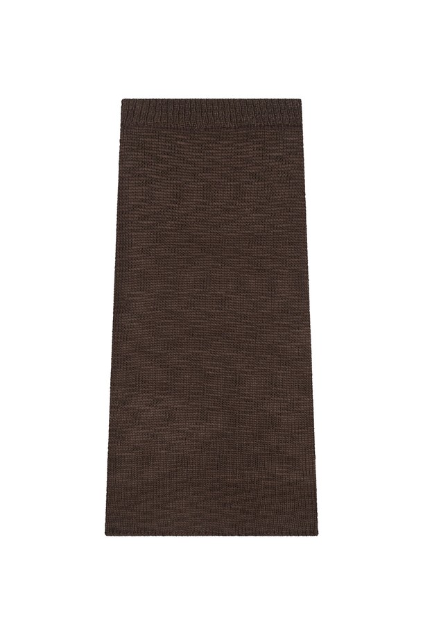 Shawble(쇼블) 트위드 스커트_브라운은 가을과 겨울, 당신의 클래식한 스타일을 완성해 줄 H라인 미디 스커트입니다. 뻣뻣한 촉감의 두꺼운 트위드 소재와 브라운 컬러, 트위드 패턴이 고급스러운 분위기를 자아냅니다. 오피스룩, 모임룩, 데이트룩 등 다양한 TPO에 활용 가능하며, 미니멀, 시크 스타일을 즐겨 입는 여성분들께 추천합니다. 세트 아이템으로도 활용할 수 있어, 더욱 다채로운 스타일링을 연출할 수 있습니다. 레귤러핏으로 제작되어 편안한 착용감을 선사합니다.
