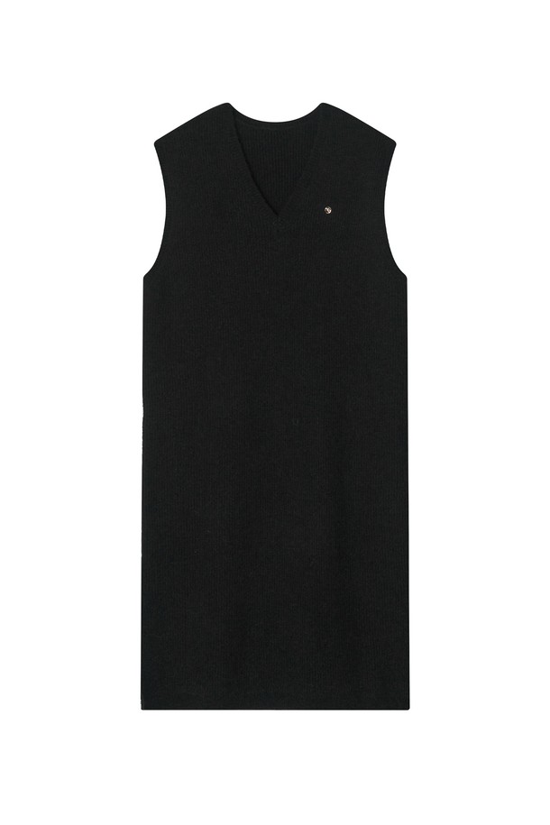 볼로디나 니트 롱 베스트 _ 블랙은 가을, 겨울 시즌에 어울리는 여성 의류입니다. 미니멀하고 베이직한 스타일로, 얇은 두께감의 부드러운 아크릴, 폴리에스테르, 나일론, 울 혼방 소재로 제작되어 편안한 착용감을 선사합니다. 롱 기장의 민소매 오버핏 디자인으로, V넥 라인과 사이드 슬릿, 드롭 숄더 디테일이 돋보입니다. 원피스로도 활용 가능하며, 미니멀 스티치 디테일이 특징인 데일리룩을 위한 완벽한 아이템입니다.
