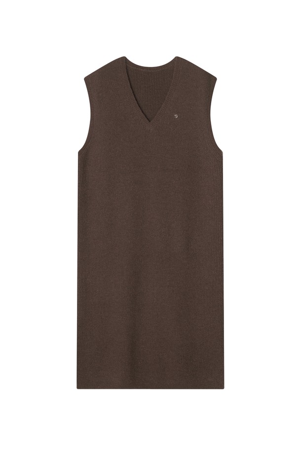 보.로디나 니트 롱 베스트 _ 브라운은 가을, 겨울 시즌에 활용하기 좋은 여성 니트 베스트입니다. 부드러운 촉감의 아크릴, 폴리에스터, 나일론, 울 혼방 소재로 제작되어 가볍고 따뜻하게 착용할 수 있습니다. 루즈핏에 브이넥 디자인으로, 미니멀하고 베이직한 스타일을 연출하며, 롱 기장과 사이드 슬릿, 드롭숄더 디테일이 특징입니다. 민소매 디자인으로 베스트 또는 드레스로도 활용 가능하며, 겨울 데일리룩에 따뜻함과 스타일을 더해줍니다.
